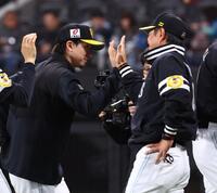 小久保監督（右）に迎えられる上沢（撮影・中島達哉）