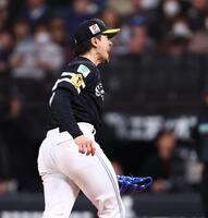 ７回、声をあげながら力投する上沢（撮影・中島達哉）