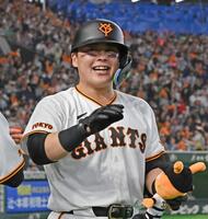 ３回、本塁打を放ち笑顔の山瀬