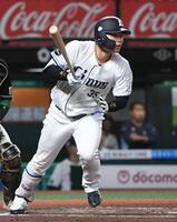 ６回、秋山は右前にプロ初安打を放つ（撮影・佐藤厚）