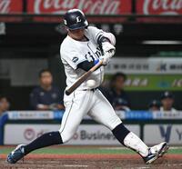 ４回、桑原は右前適時打を放つ（撮影・佐藤厚）