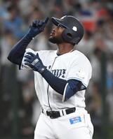 １回、カナリオは右中間に走者一掃の適時二塁打を放つ（撮影・佐藤厚）