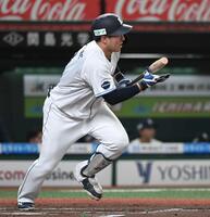 １回、渡部は左前に先制適時打を放つ（撮影・佐藤厚）