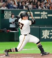 ３回、山瀬が左越えにプロ初となる本塁打を放つ