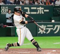 ３回、山瀬が左越えにプロ初となる本塁打を放つ