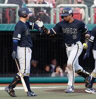 ８回、２者連続本塁打を放ち、次打者野口（左）とタッチを交わす宗