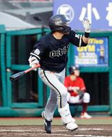 ８回、代打麦谷が左中間に２ランを放つ