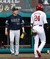 ３回、鈴木大の適時打で黒川（２４）の生還を許したオリックス先発の九里