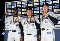 （左から）３打点のカナリオ、プロ初安打の秋山、今季初勝利の武内（撮影・佐藤厚）