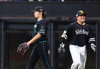 ６回、勝ち越しを許し、うつむく伊藤（撮影・中島達哉）