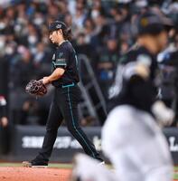 ６回、近藤に３ランを浴び、ぼう然とする伊藤（撮影・中島達哉）