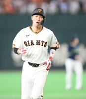 ７回、中越えソロを放ちベースを回る坂本（撮影・開出牧）