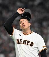 ４回を投げ終え、ベンチに戻るマタ