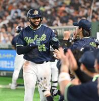 ７回、左越えソロを放ちナインとタッチをかわすサンタナ（左）＝撮影・開出牧