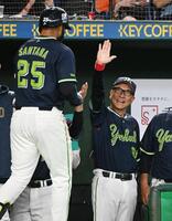 ７回、本塁打を放ったサンタナを迎える池山監督
