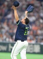 最終回をピシャリと抑えてバンザイするキハダ（撮影・開出牧）