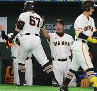 ３回、左越えソロを放った山瀬（６７）とタッチをかわす阿部監督（撮影・開出牧）