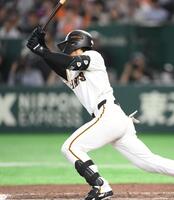 ７回、中前打を放つ平山功太（撮影・開出牧）