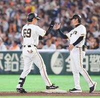 ７回、中前打を放ち亀井コーチ（右）とタッチを交わす平山（撮影・開出牧）