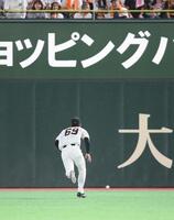 １回、鈴木叶の右越え２点適時三塁打の打球を追いかける平山（撮影・開出牧）