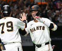 ７回、本塁打を放ち、コーチとタッチを交わす坂本