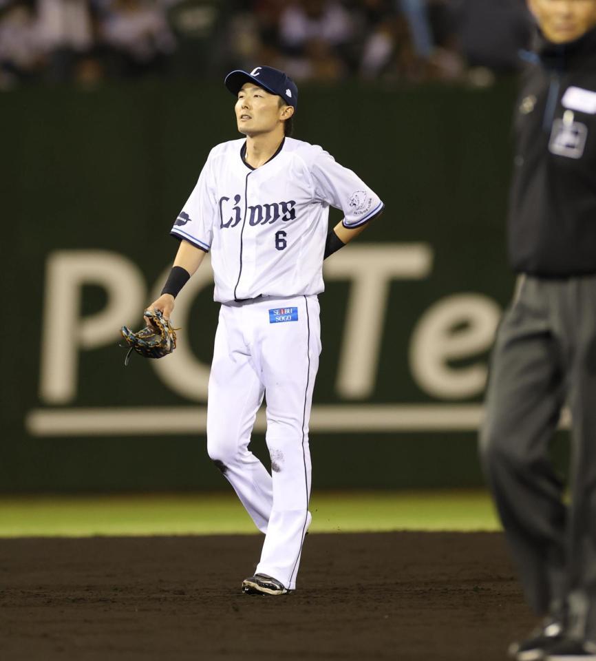 ９回、小川の遊ゴロを逆転の２点タイムリーエラーでがっくりの源田（撮影・金田祐二）