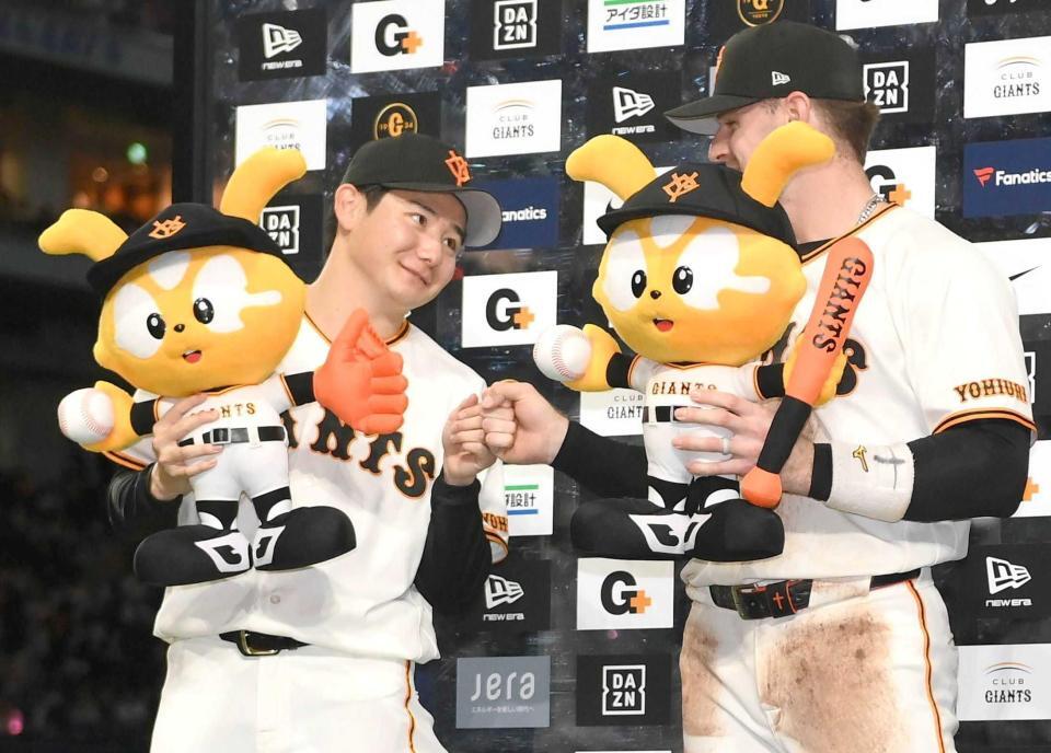 　プロ入り２勝目を挙げ、お立ち台でキャベッジ（右）とグータッチを交わす竹丸（撮影・開出牧）