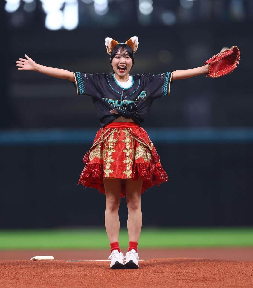 ファーストピッチセレモニーで投球し、笑顔を見せるＡｐｐａｒｅ！・朝比奈れい（撮影・中島達哉）