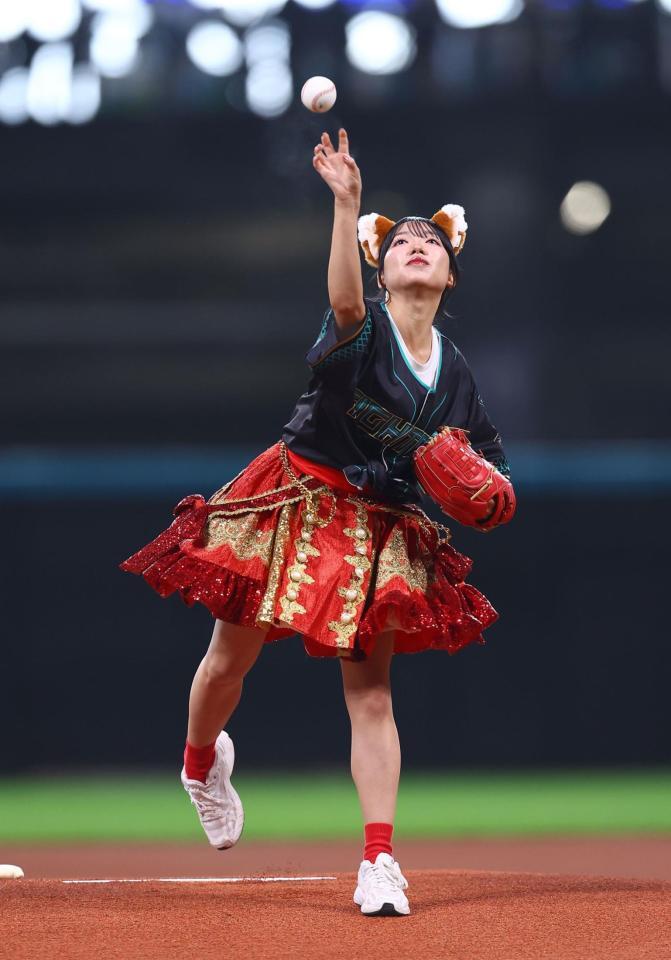 ファーストピッチセレモニーで投球するＡｐｐａｒｅ！・朝比奈れい（撮影・中島達哉）