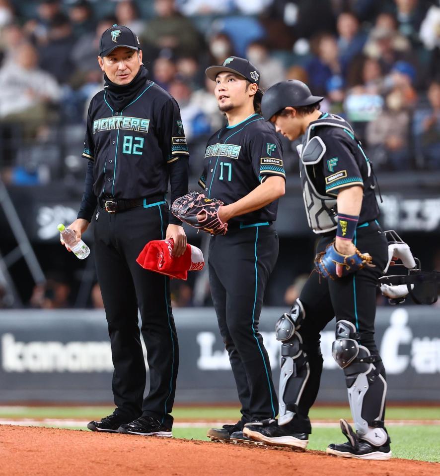 ６回、マウンドに集まる伊藤（中央）ら日本ハムナイン（撮影・中島達哉）