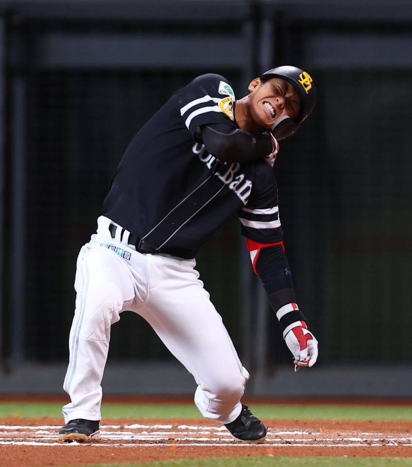 ６回、死球を受ける今宮（撮影・中島達哉）