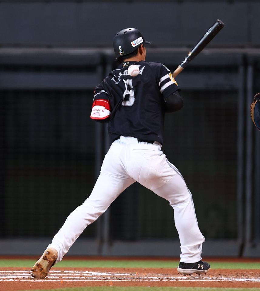 ６回、死球を受ける今宮（撮影・中島達哉）