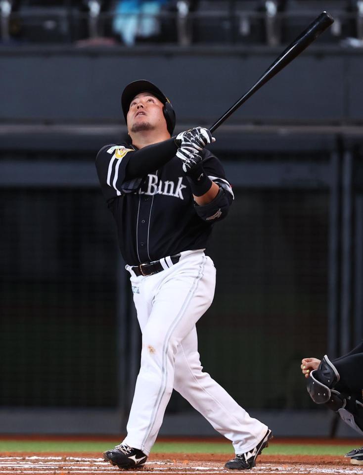 ６回、天井直撃のファールを放つ山川（撮影・中島達哉）