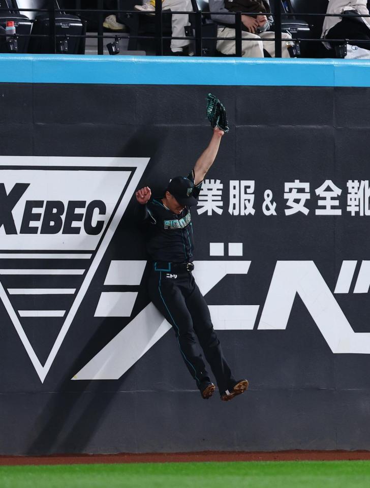 ３回、近藤の打球を好捕する西川（撮影・中島達哉）