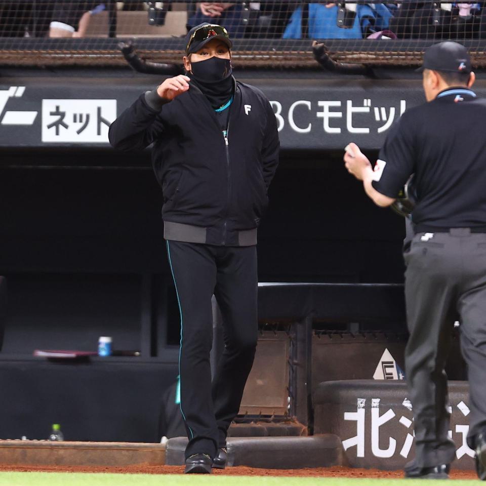 ８回、選手交代を告げる新庄監督（撮影・中島達哉）