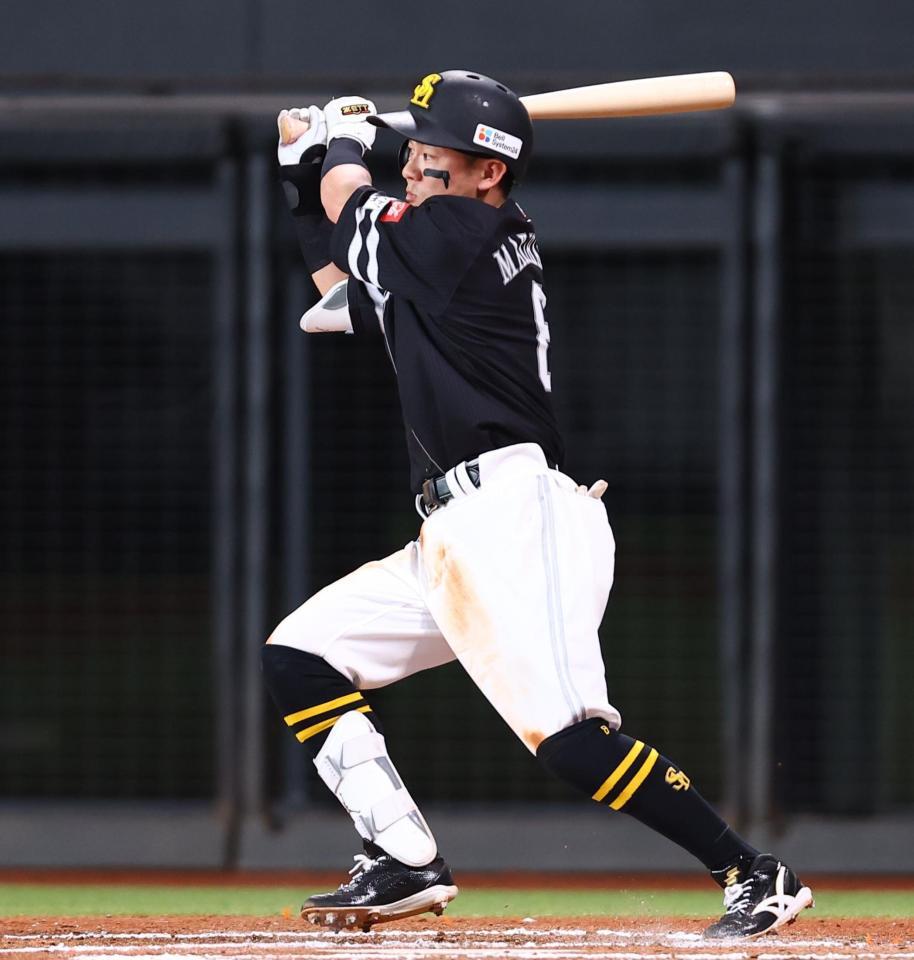 ６回１死満塁、勝ち越し適時打を放つソフトバンク・牧原大成＝エスコンフィールド北海道（撮影・中島達哉）