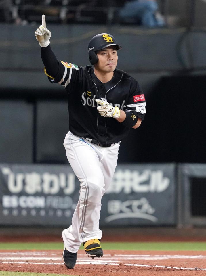 ６回、３ランを放ちポーズをとる近藤