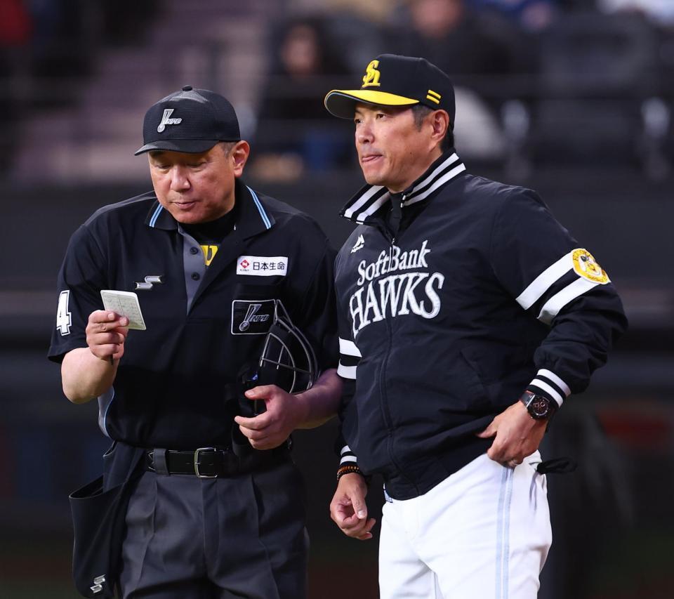 ８回、選手交代を告げる小久保監督（右）＝撮影・中島達哉