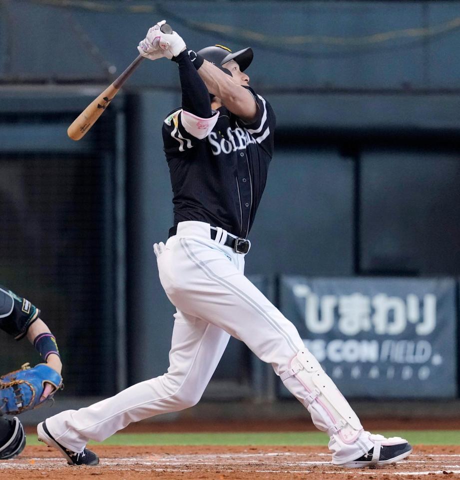 ４回、柳田が左越えに同点ソロを放つ