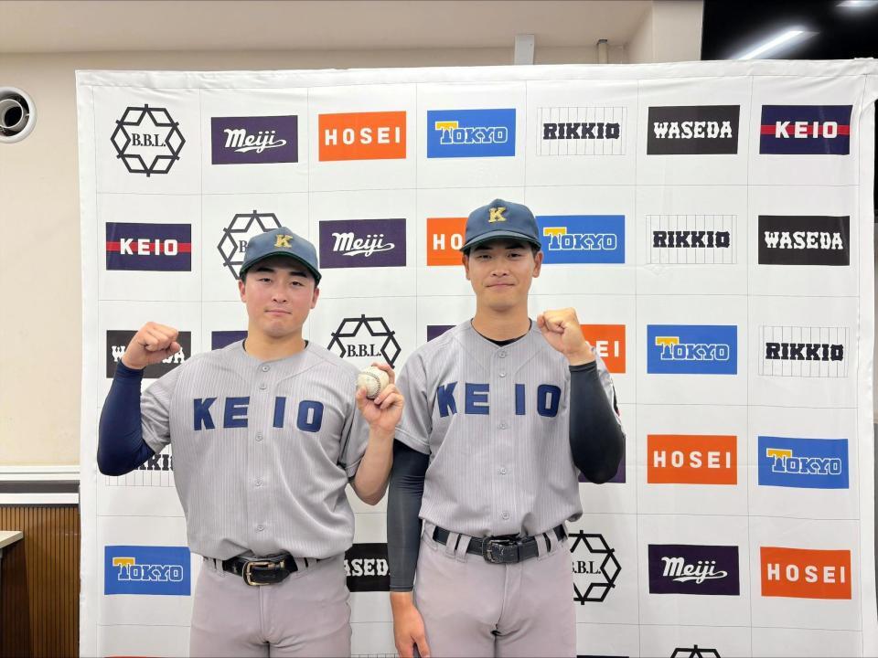 ＤＨ１号を放った慶大・小原と先発の渡辺和（右）