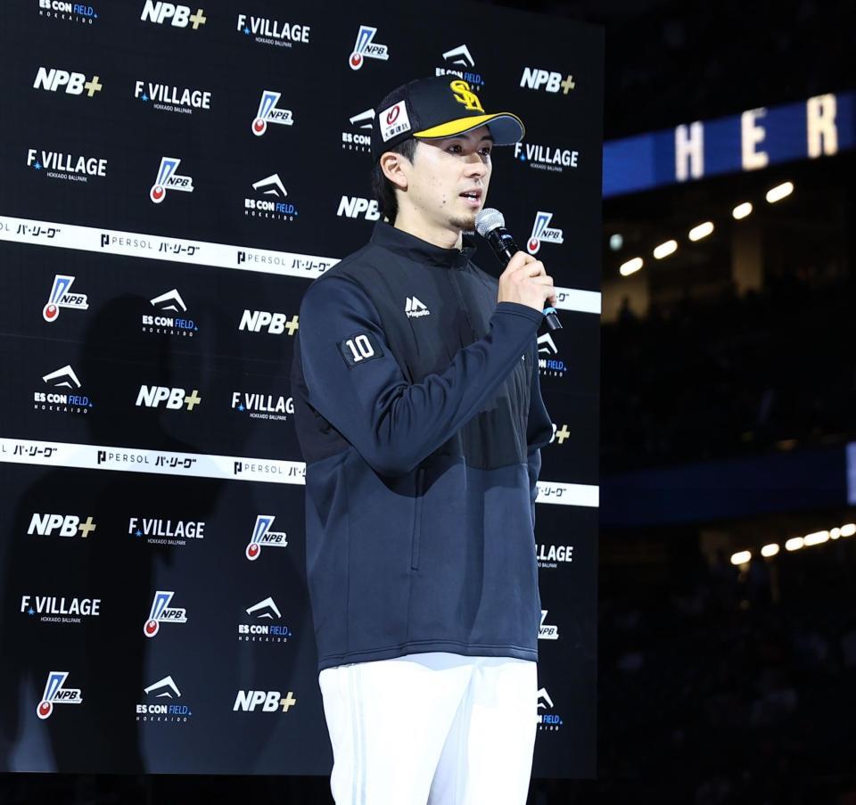 お立ち台で話す上沢（撮影・中島達哉）