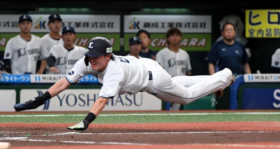 １回、渡部の左前打で二走・源田が生還（撮影・佐藤厚）