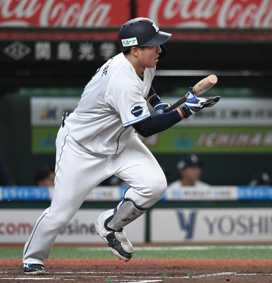 １回、渡部は左前に先制適時打を放つ（撮影・佐藤厚）