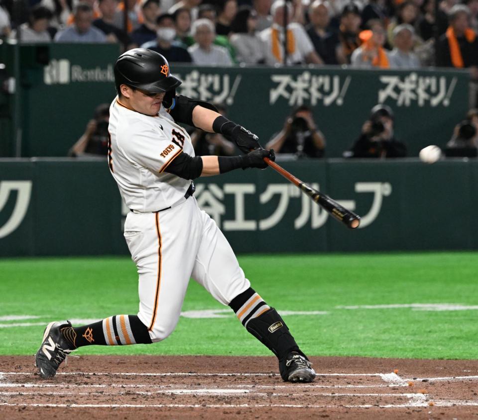 ３回、山瀬が左越えに本塁打を放つ