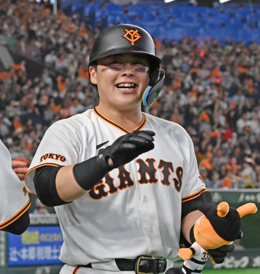 ３回、本塁打を放ち笑顔の山瀬