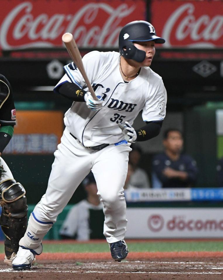 ６回、秋山は右前にプロ初安打を放つ（撮影・佐藤厚）