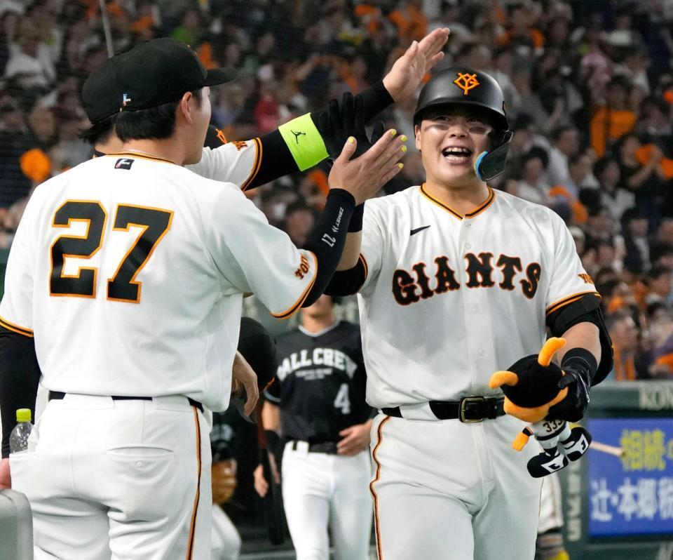 ３回、本塁打を放ちナインに迎えられる山瀬