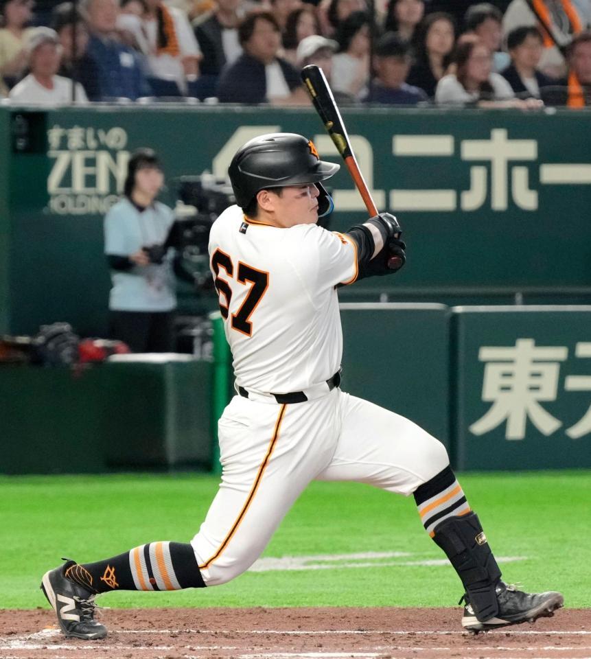 ３回、山瀬が左越えにプロ初となる本塁打を放つ