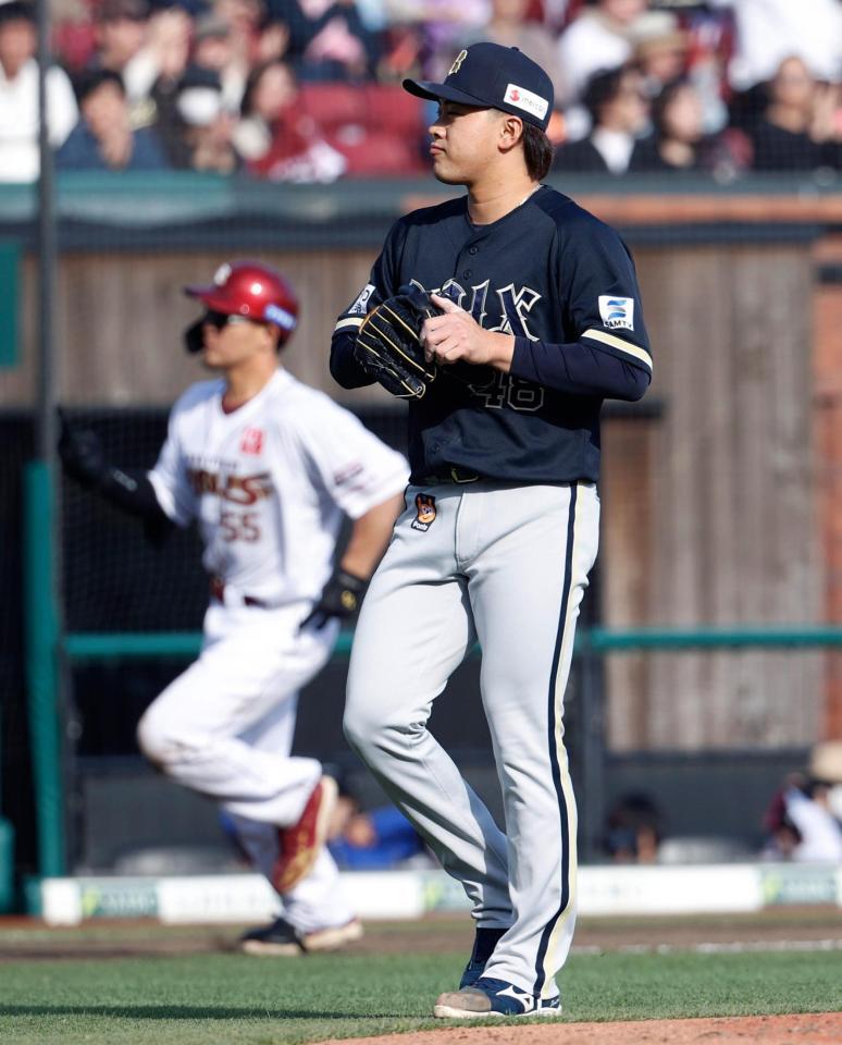 ５回、ＹＧ安田（奥）に３ランを浴びた東松