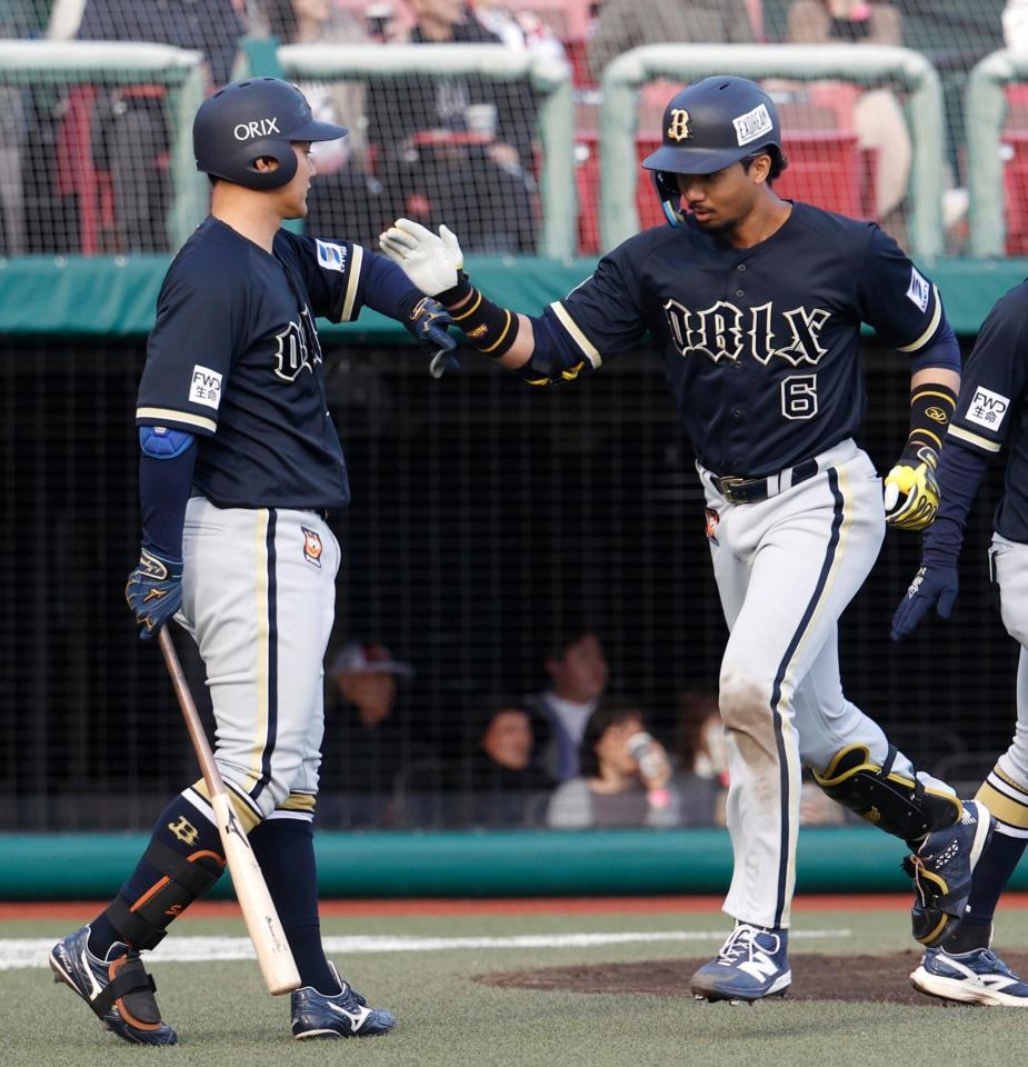 ８回、２者連続本塁打を放ち、次打者野口（左）とタッチを交わす宗